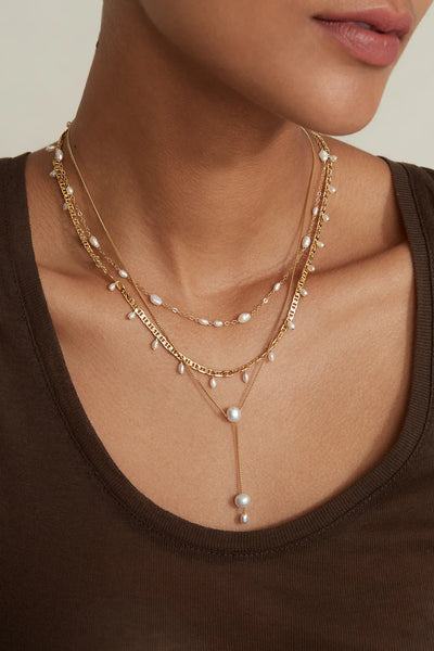FREE-FORM SHORT NECKLACE IN WHITE PEARL MIX - Romi Boutique