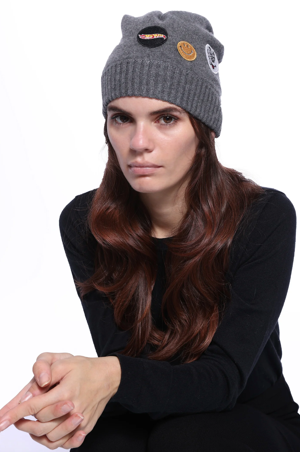 CASHMERE PATCH BEANIE IN CHARCOAL HEATHER GREY - Romi Boutique