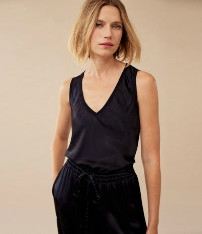 LIZ V NECK TANK IN BLACK