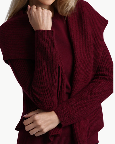 CASHMERE SHAKER HOODED FLYAWAY CARDIGAN IN BORDEAUX