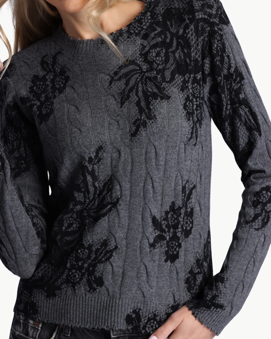 CASHMERE PRINTED LACE CABEL CREW NECK IN CHARCOAL HEATHER GREY