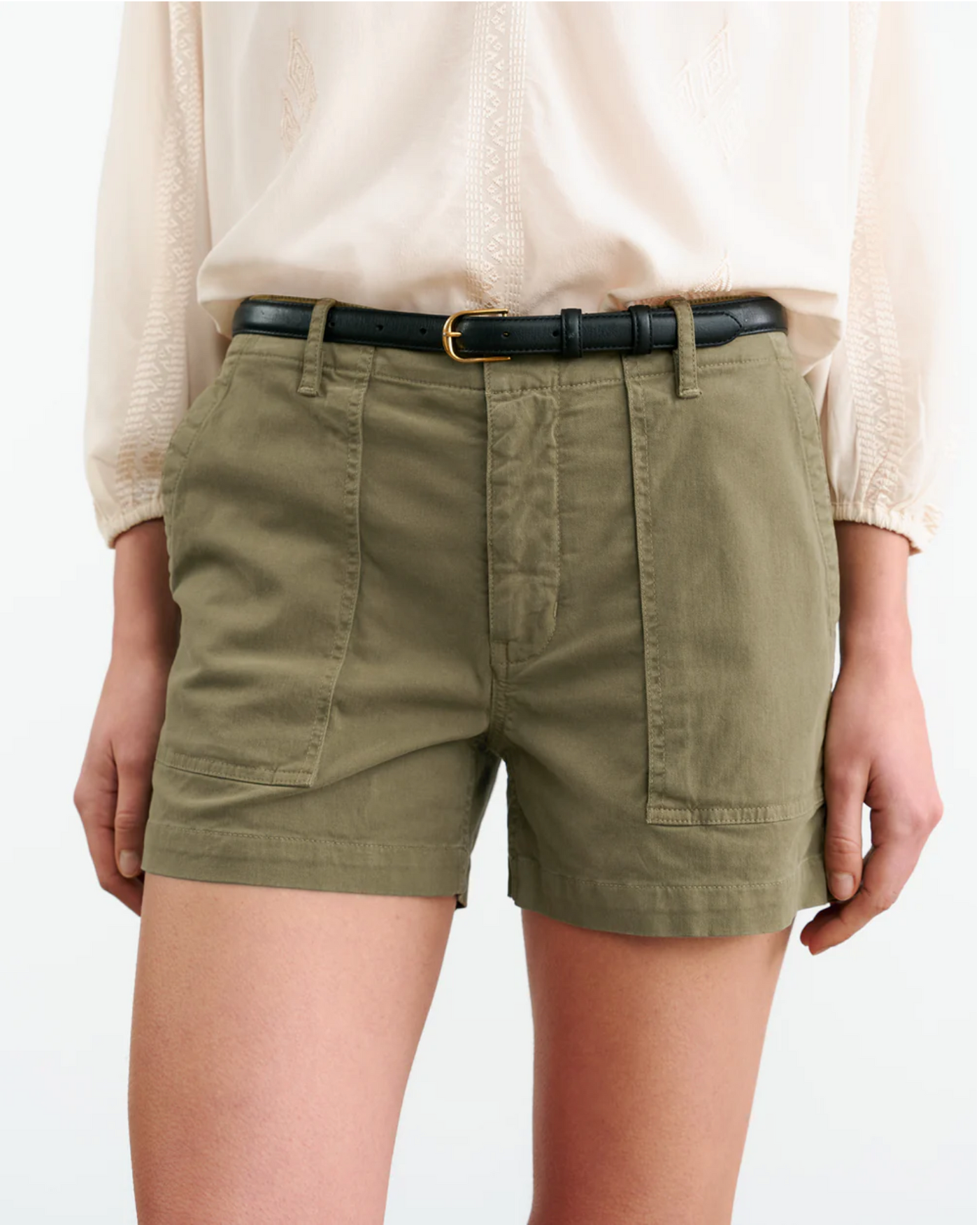 UTILITY SHORT IN MILITARY GREEN