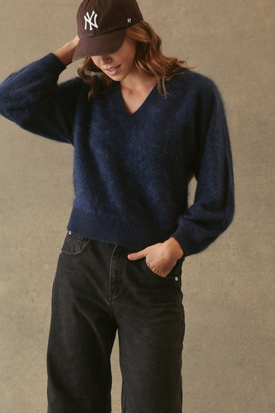 SUE FUZZY CASHMERE V NECK PULLOVER IN NAVY