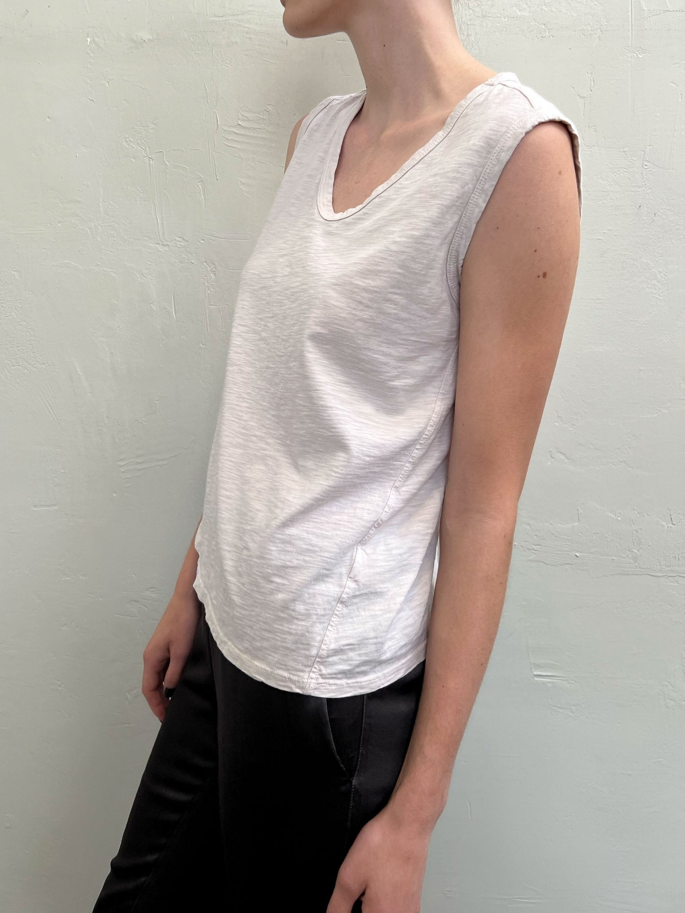 MUSCLE SHELL IN SUPIMA SLUB IN CEMENT - Romi Boutique