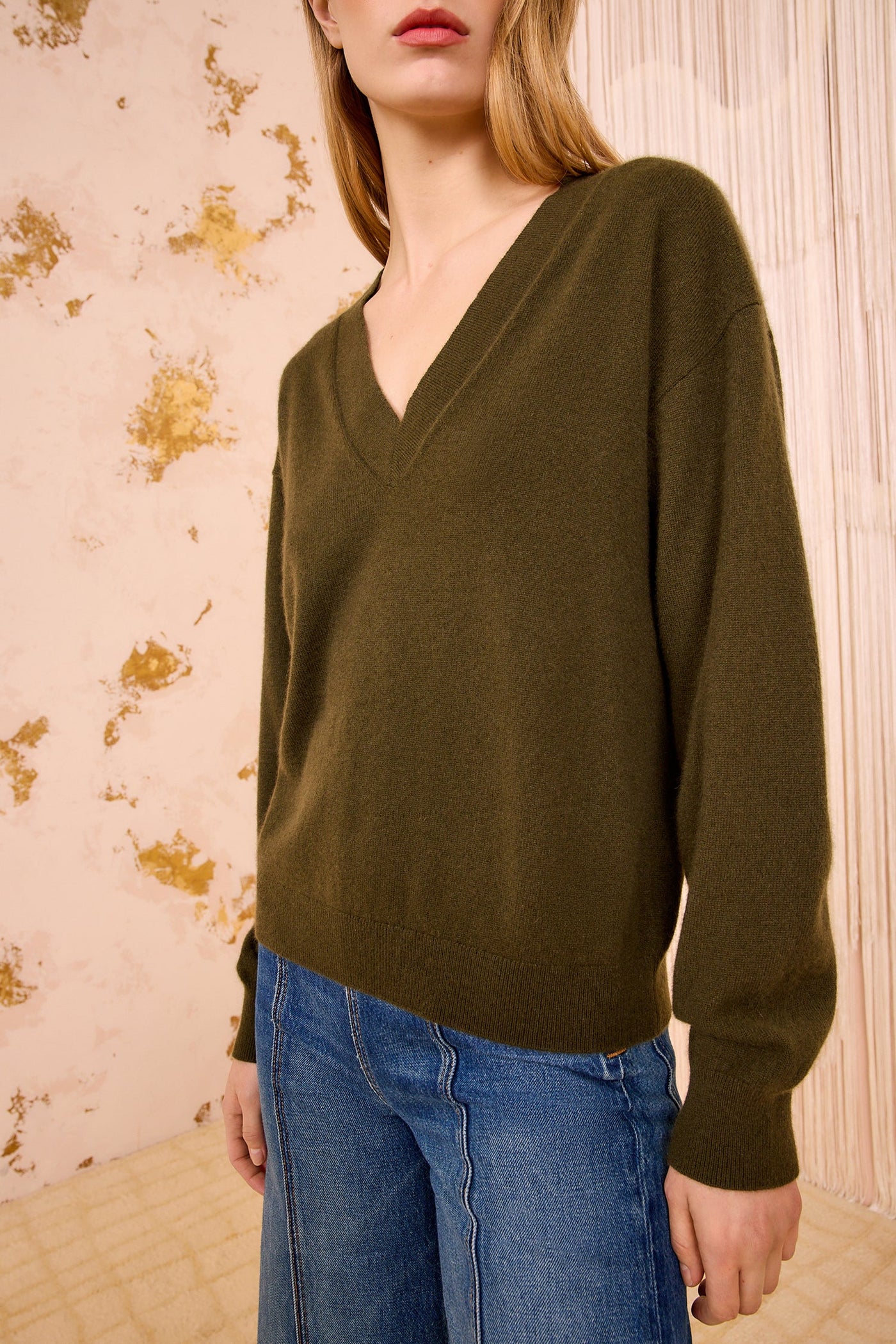 RYLA CASHMERE V-NECK PULLOVER IN HUNTER
