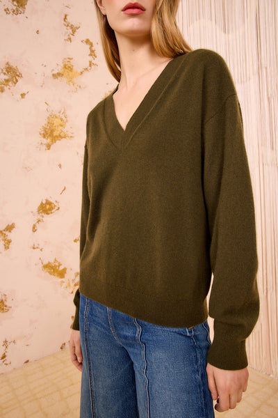RYLA CASHMERE V-NECK PULLOVER IN HUNTER