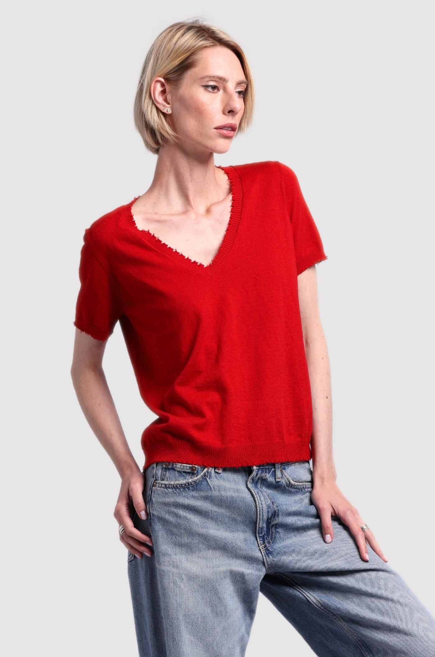 COTTON CASHMERE FRAYED V TEE IN LAVA RED - Romi Boutique