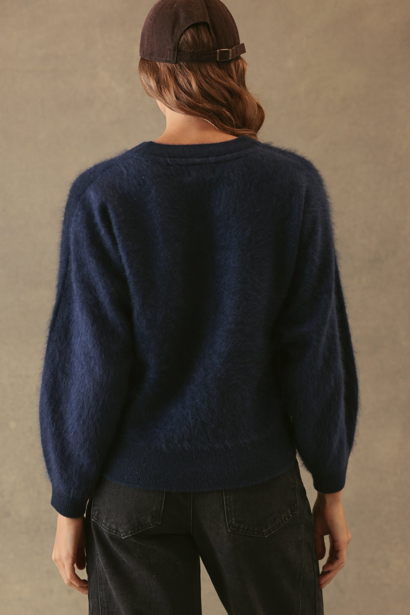 SUE FUZZY CASHMERE V NECK PULLOVER IN NAVY