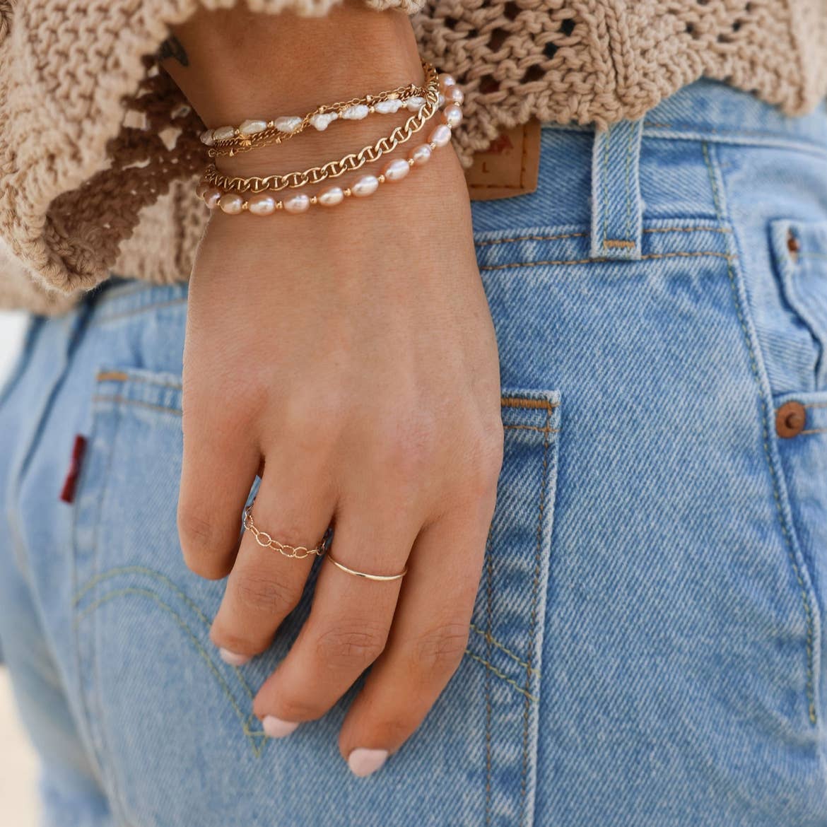STONE HARBOR BRACELET IN FRESHWATER PEARL/GOLD - Romi Boutique