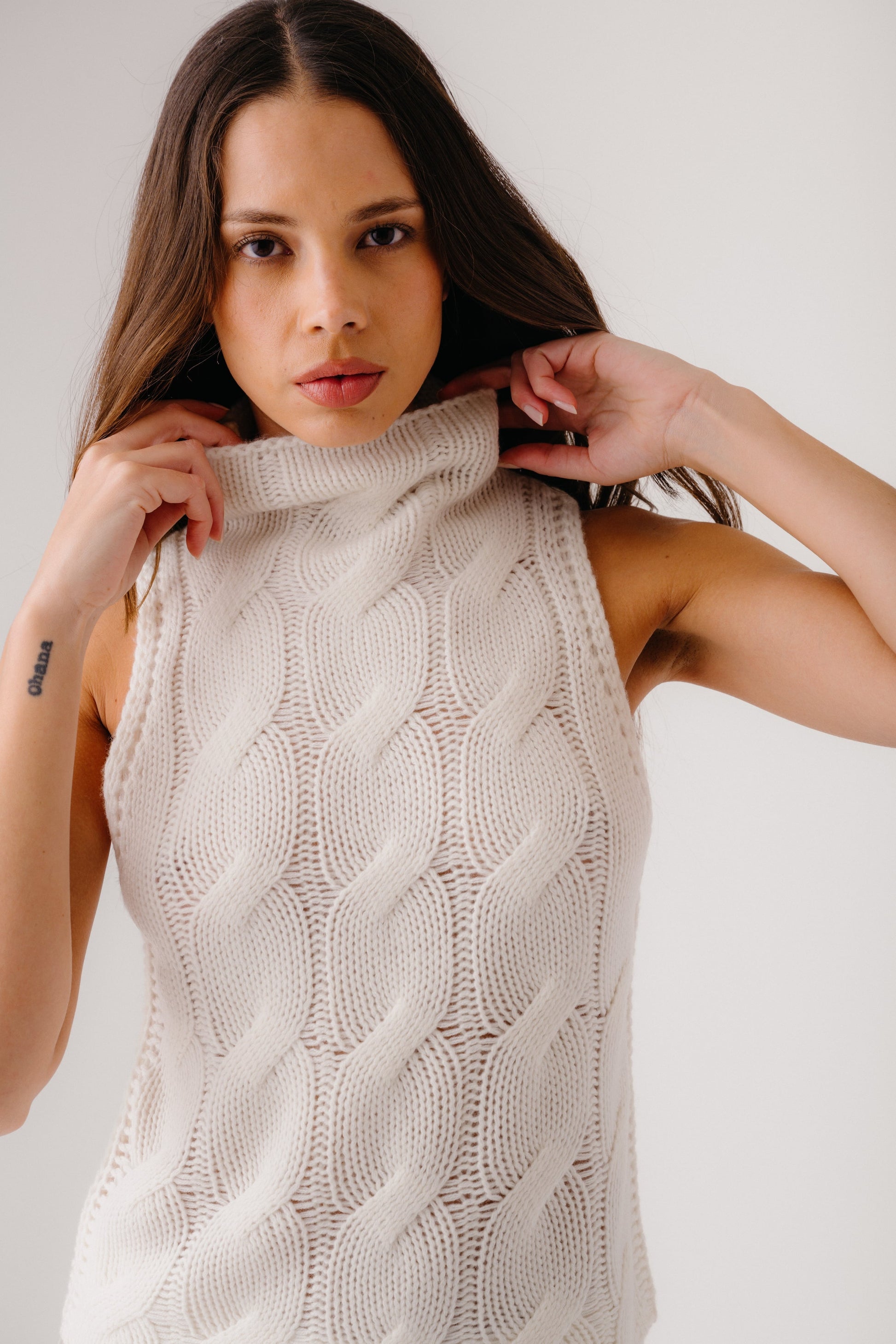 SALVIA SLEEVELESS CASHMERE CABLE TURTLENECK