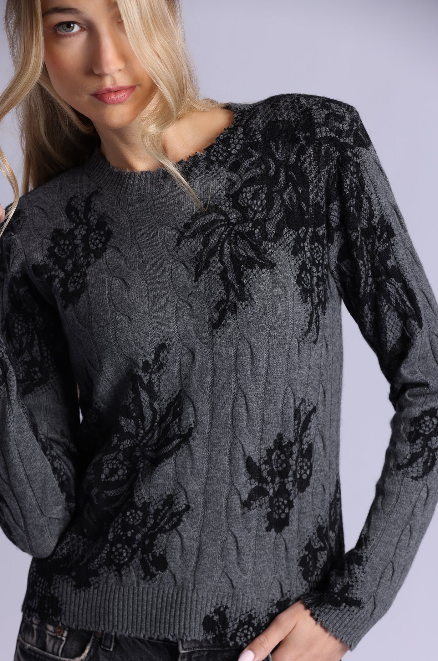CASHMERE PRINTED LACE CABEL CREW NECK IN CHARCOAL HEATHER GREY