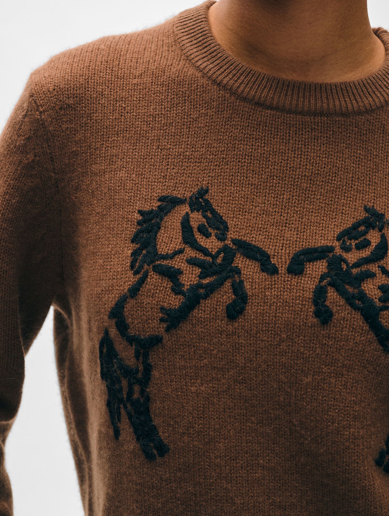 CASHMERE BLEND HORSE EMBROIDERED CREW IN UMBER/BLACK