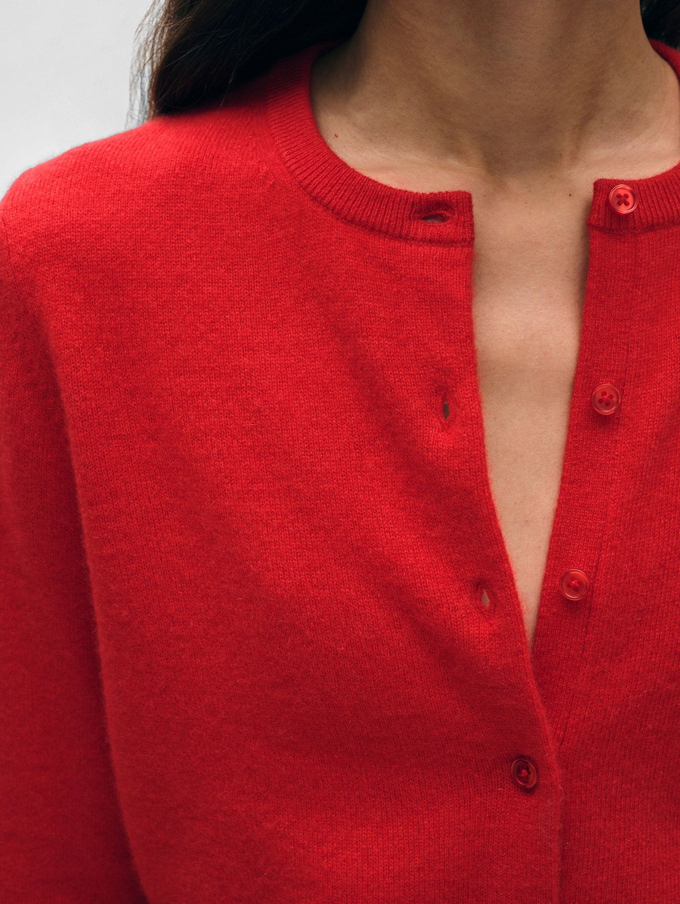 CASHMERE CREWNECK CARDIGAN IN DESERT RED
