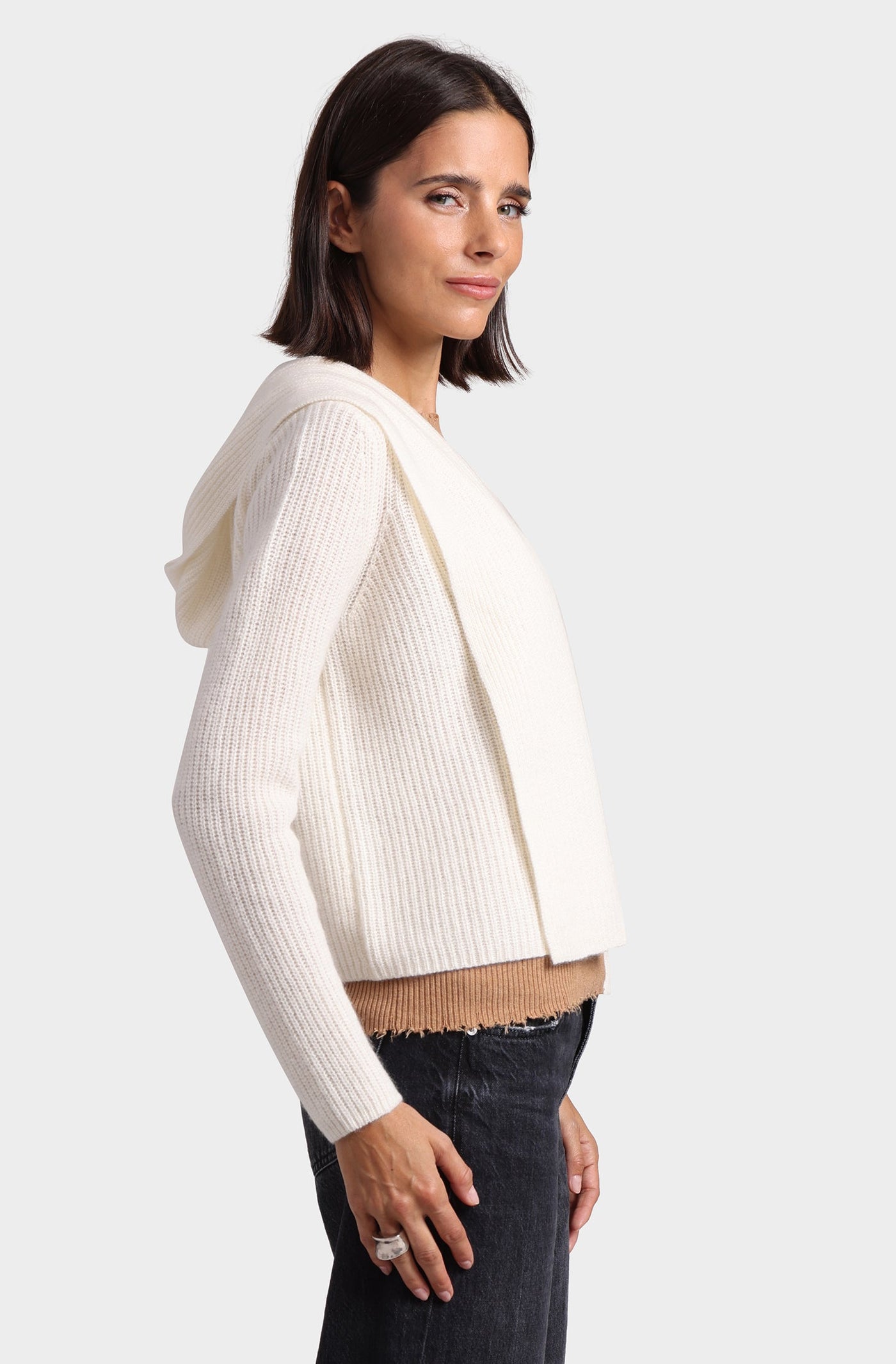 CASHMERE SHAKER HOODED FLYAWAY CARDIGAN IN WHITE