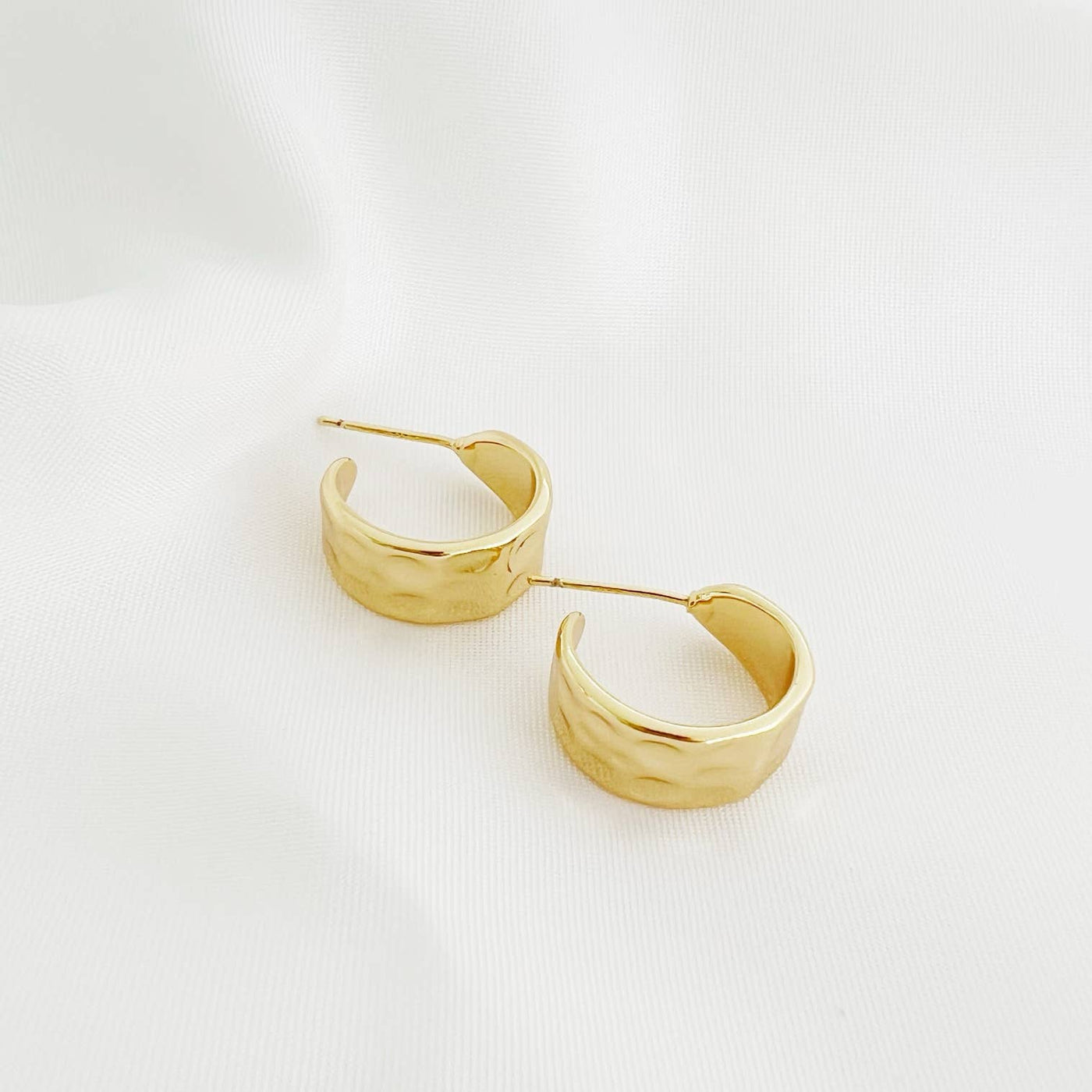 LONDON HAMMERED HOOPS IN GOLD - Romi Boutique