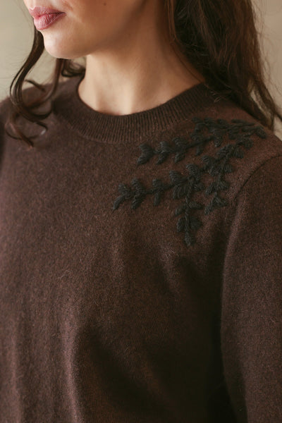 PELTA FLORAL EMBROIDERED CASHMERE CREWNECK IN ESPRESSO/BLACK