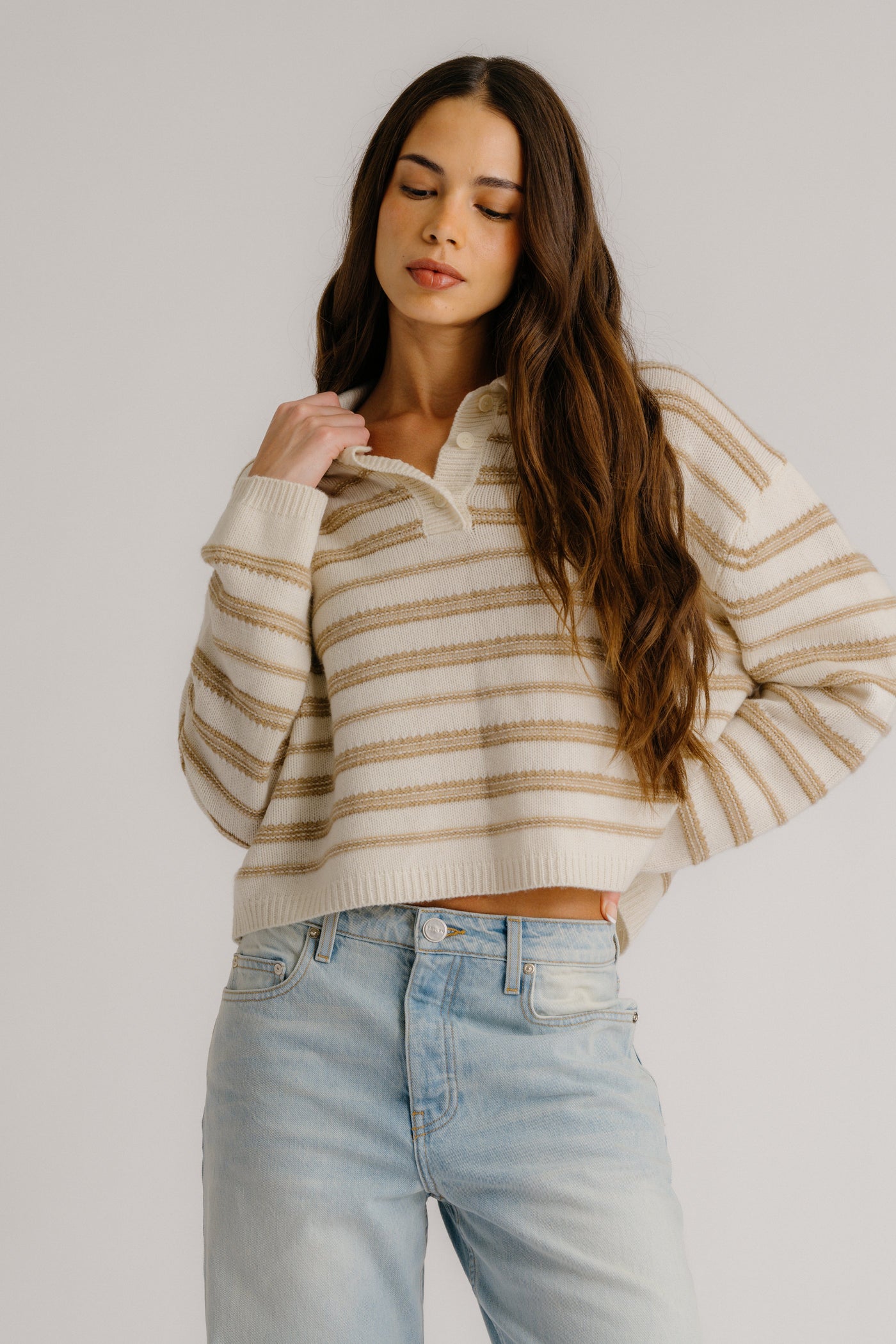 ELSIE RELAXED STRIPED CASHMERE POLO IN GARDENIA/CAMEL
