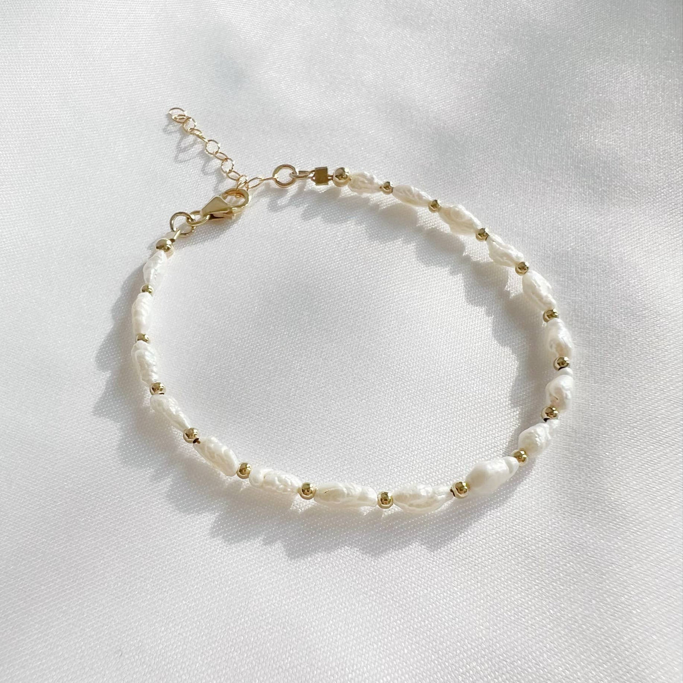 STONE HARBOR BRACELET IN FRESHWATER PEARL/GOLD - Romi Boutique