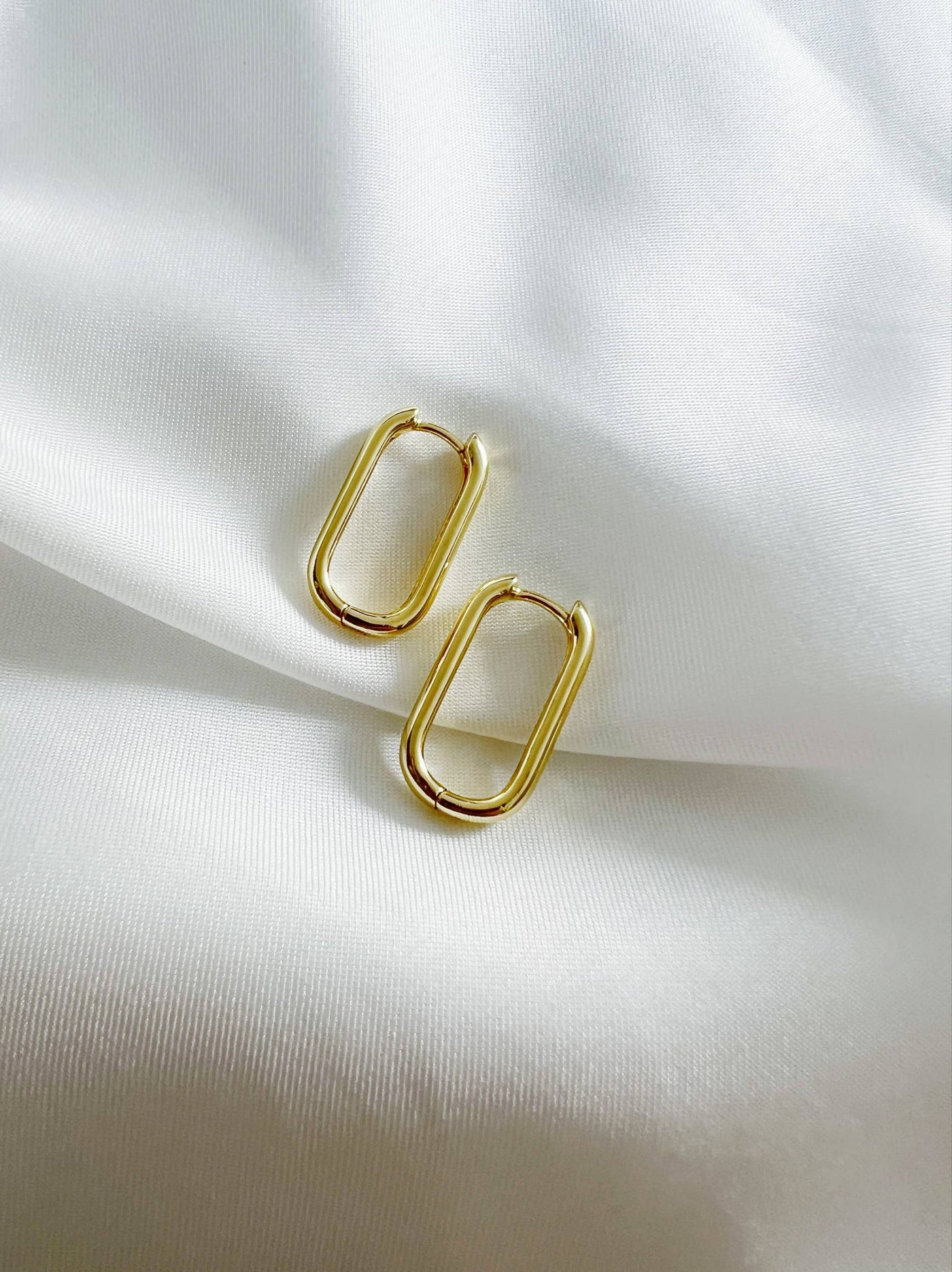 KAMRYN OBLONG OVAL HOOPS IN GOLD - Romi Boutique