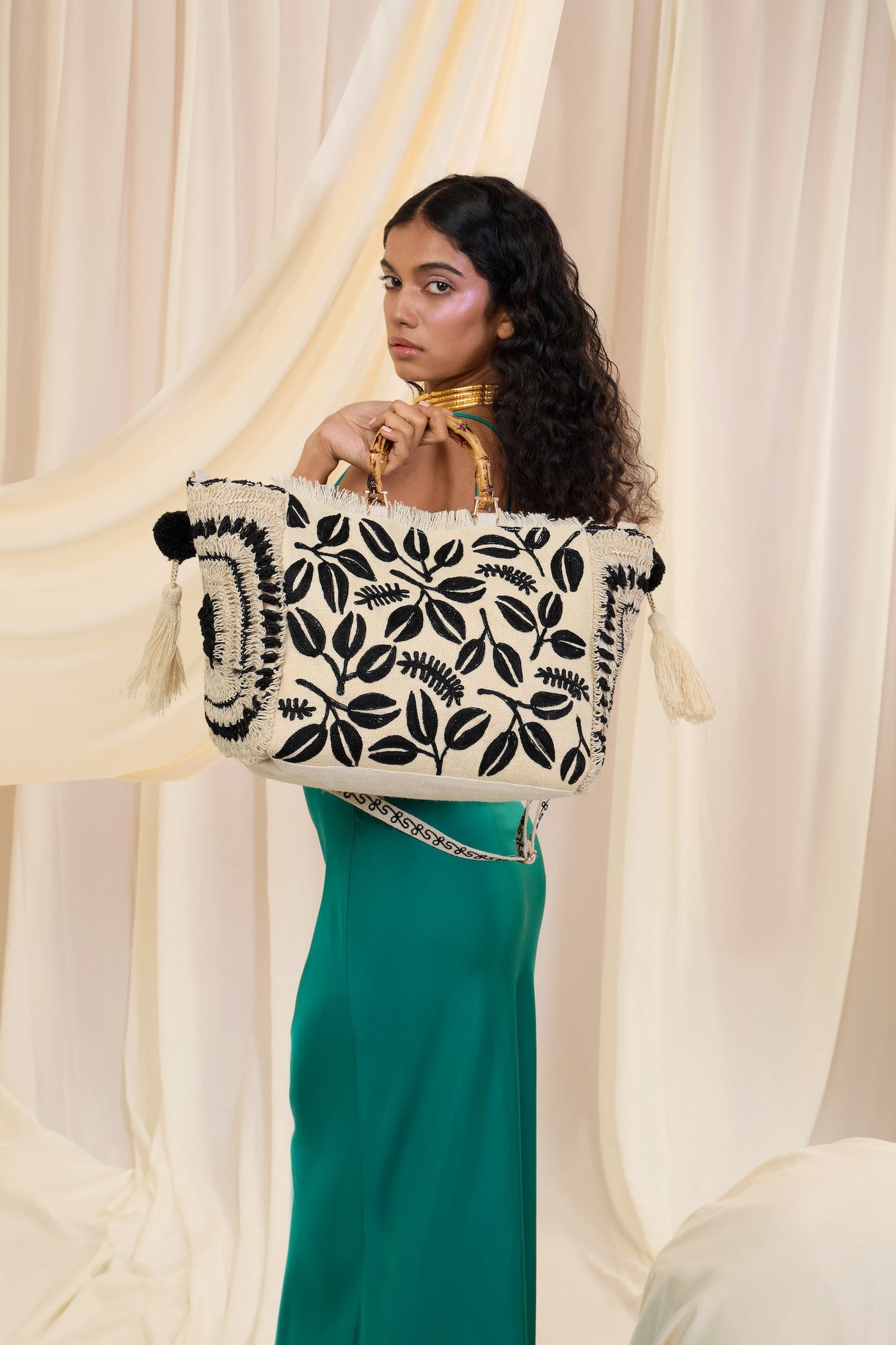 HARYALI JUTE TOTE IN BLACK - Romi Boutique