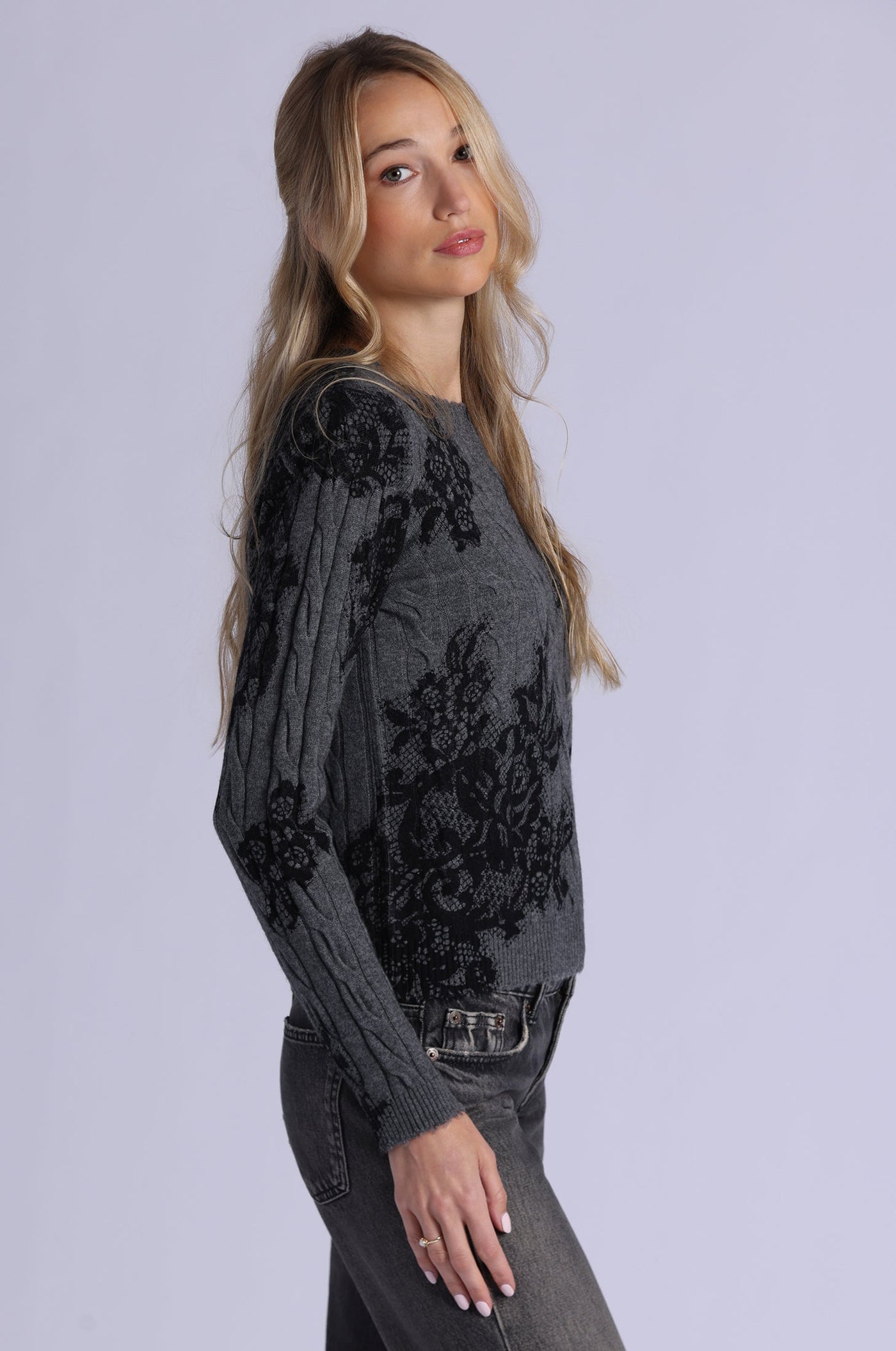 CASHMERE PRINTED LACE CABEL CREW NECK IN CHARCOAL HEATHER GREY