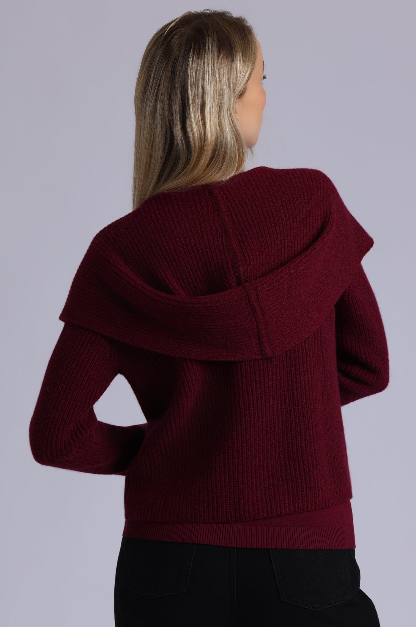 CASHMERE SHAKER HOODED FLYAWAY CARDIGAN IN BORDEAUX