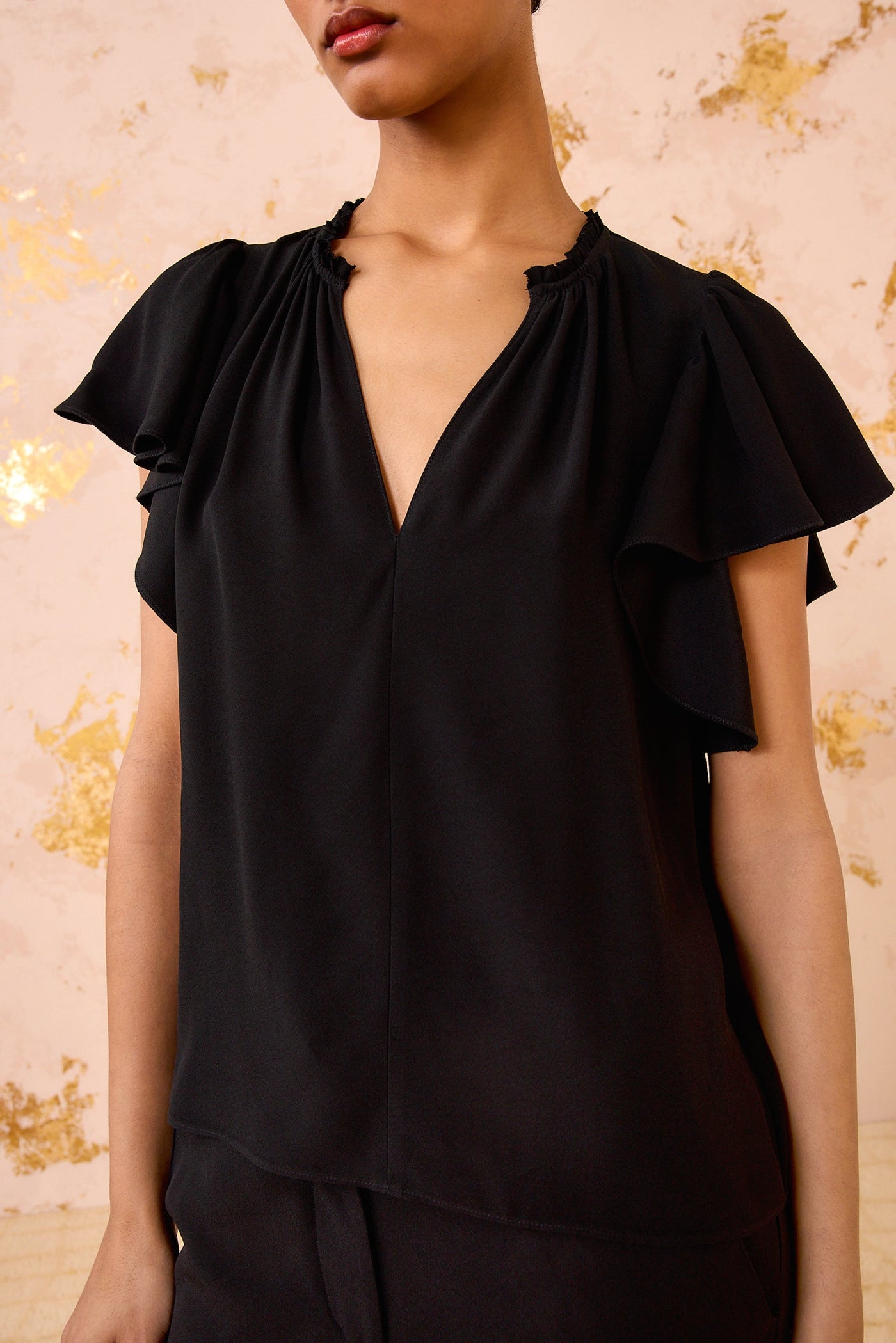 LILO FLUTTER SLEEVE BLOUSE IN NOIR