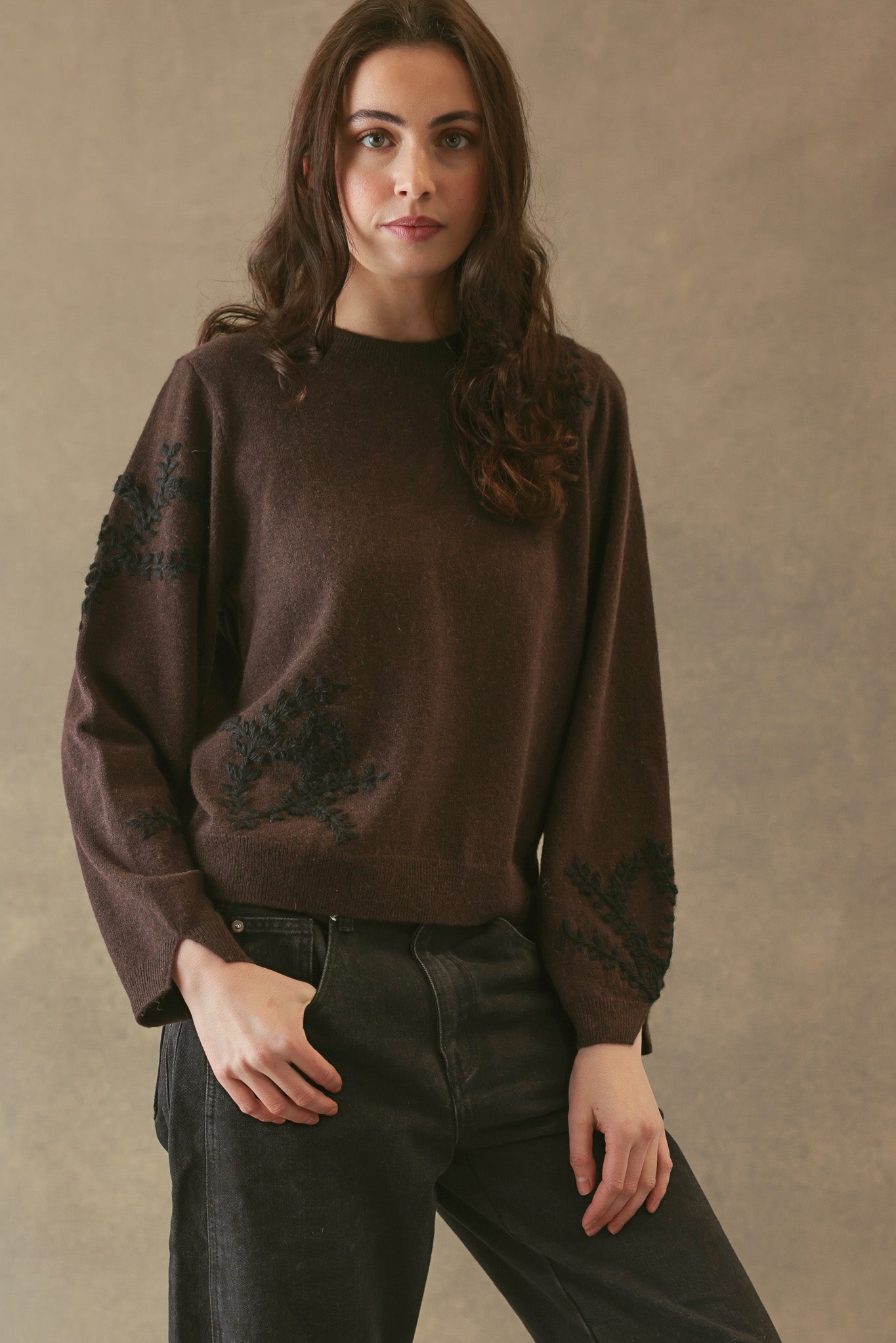 PELTA FLORAL EMBROIDERED CASHMERE CREWNECK IN ESPRESSO/BLACK