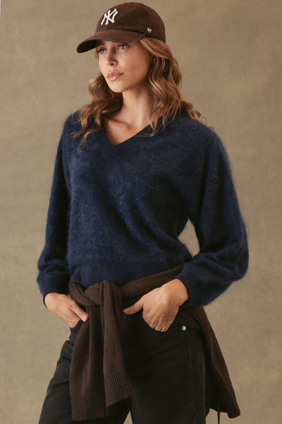 SUE FUZZY CASHMERE V NECK PULLOVER IN NAVY