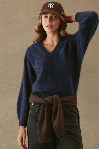 SUE FUZZY CASHMERE V NECK PULLOVER IN NAVY