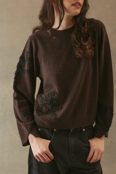 PELTA FLORAL EMBROIDERED CASHMERE CREWNECK IN ESPRESSO/BLACK