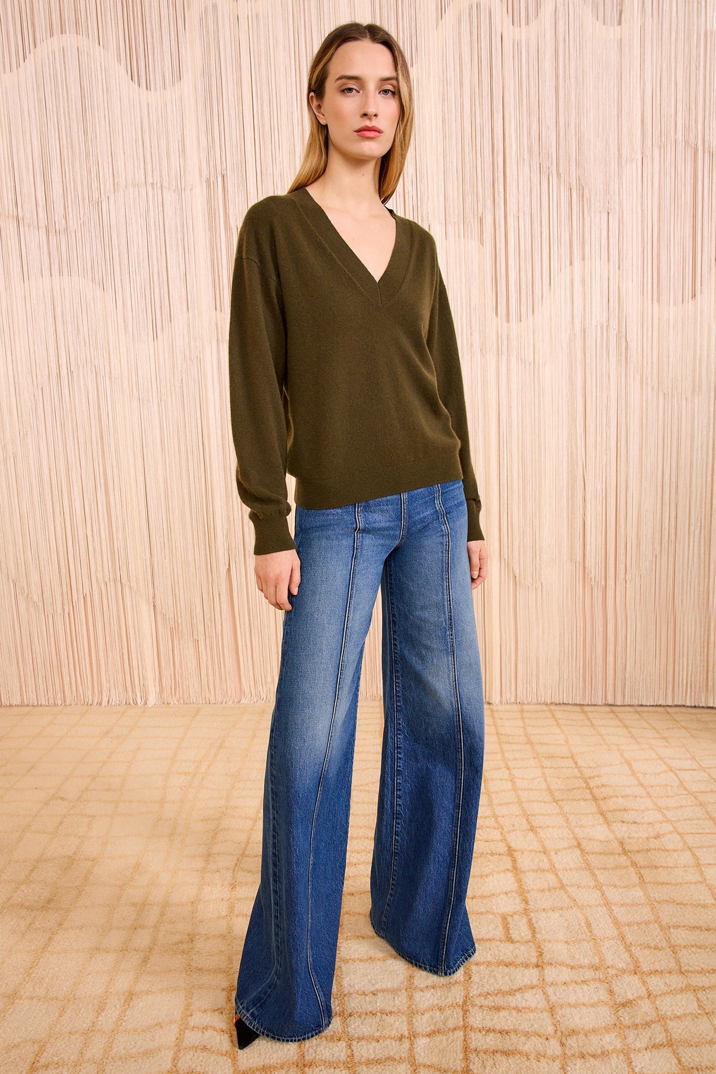 RYLA CASHMERE V-NECK PULLOVER IN HUNTER