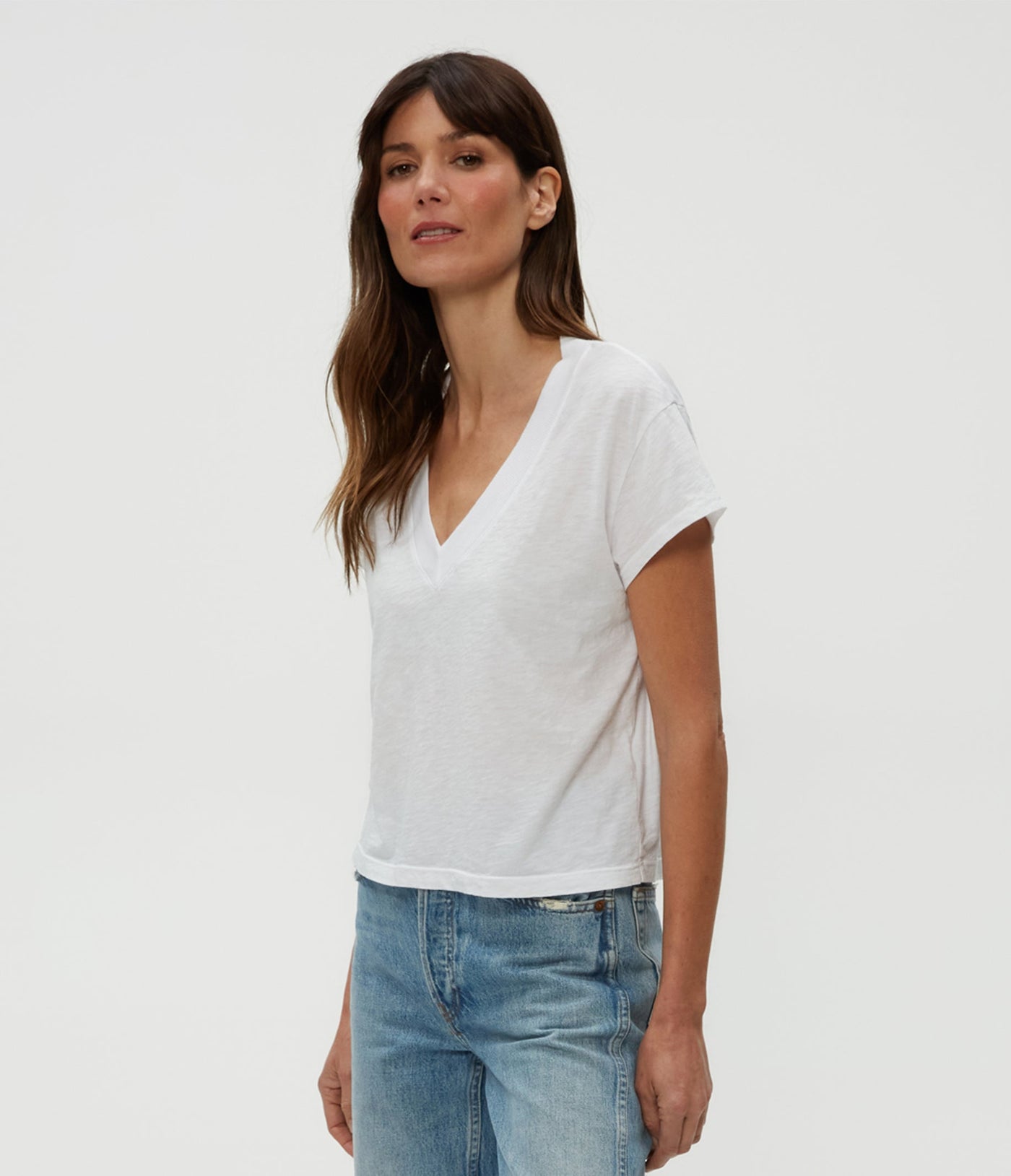 HARLAN CROPPED V-NECK TEE IN WHITE