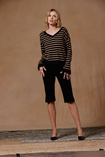 SUPIMA STRIPED WIDE V NECK IN BLACK/DESERT SAND