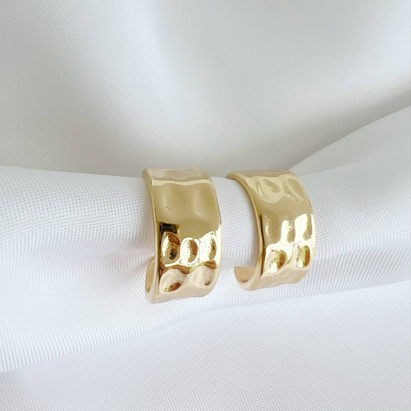 LONDON HAMMERED HOOPS IN GOLD - Romi Boutique