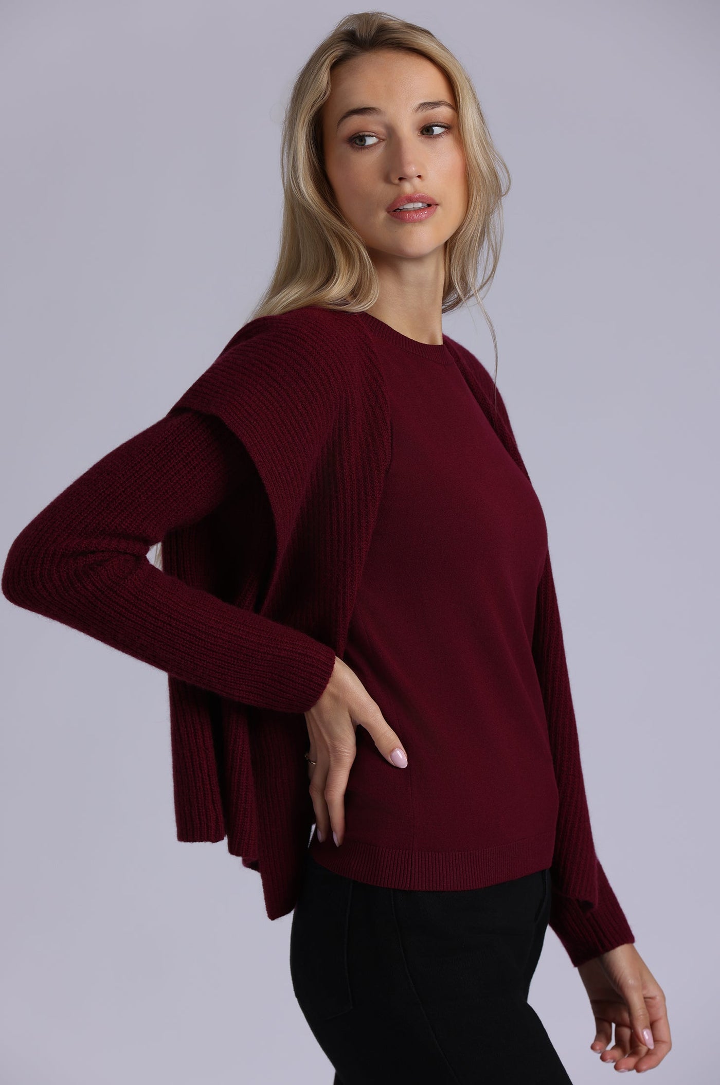 CASHMERE SHAKER HOODED FLYAWAY CARDIGAN IN BORDEAUX