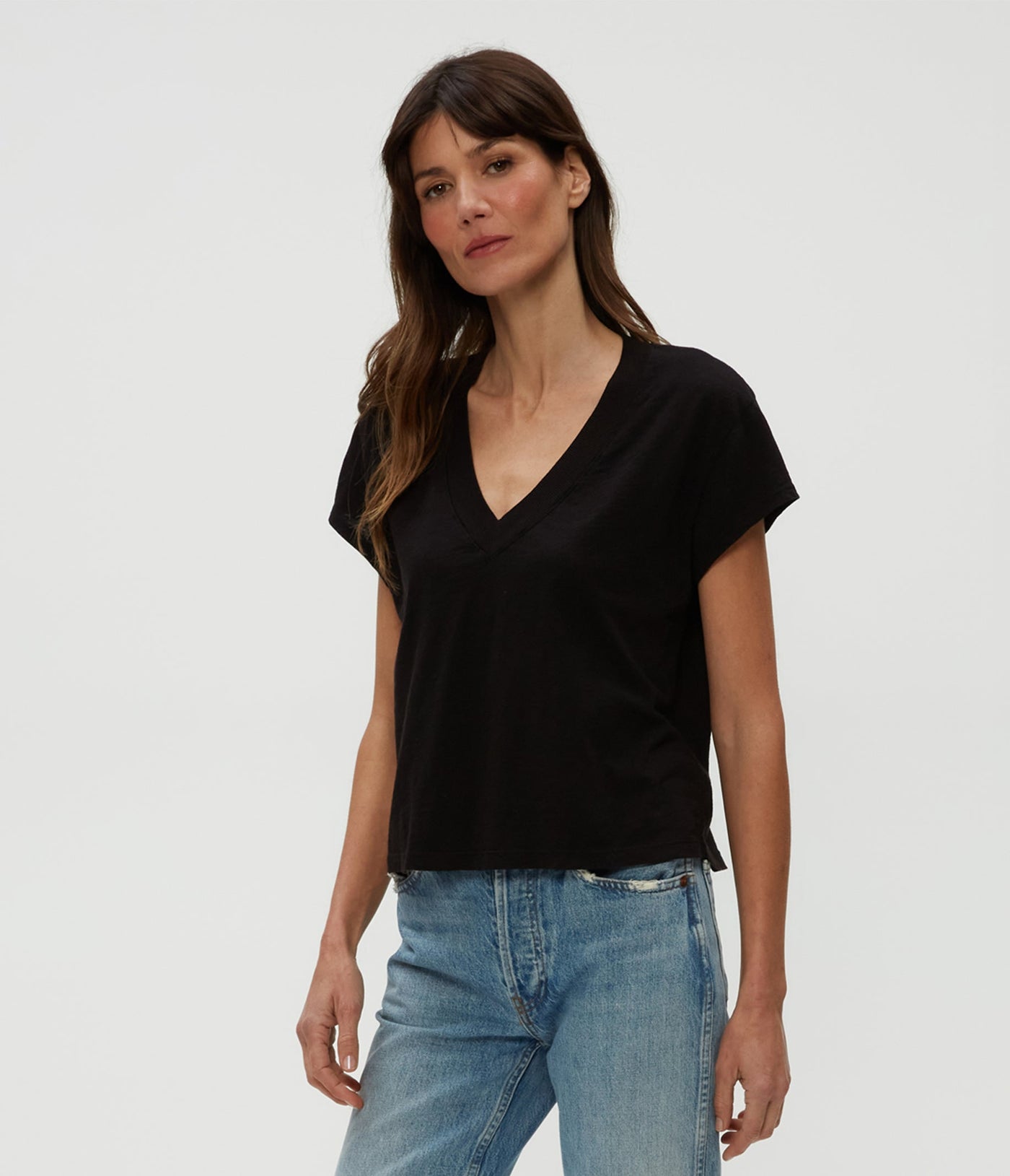 HARLAN CROPPED V-NECK TEE IN BLACK