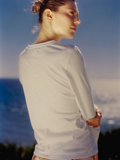 EMBROIDERED HORSE LONG SLEEVE COTTON T-SHIRT IN WHITE