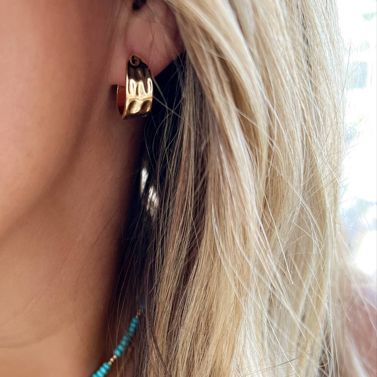 LONDON HAMMERED HOOPS IN GOLD - Romi Boutique
