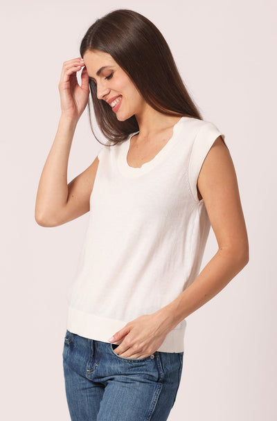 SUPIMA SCOOP NECK CAP SLEEVE TOP IN WHITE