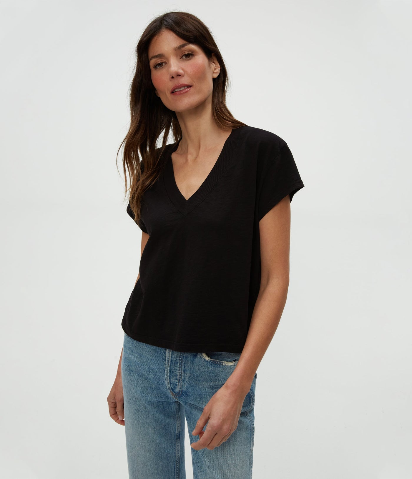 HARLAN CROPPED V-NECK TEE IN BLACK