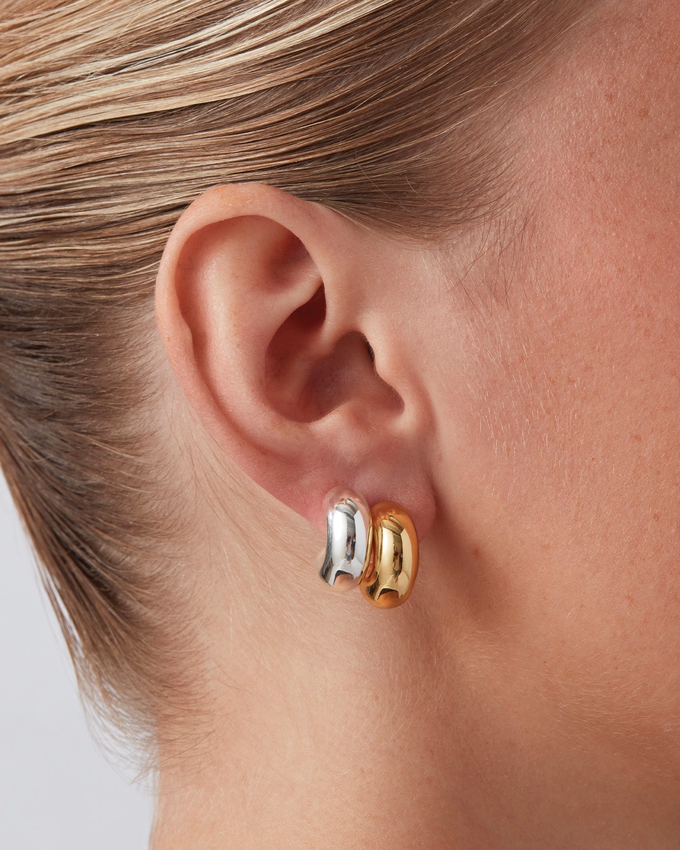 SMALL TOME HOOPS IN HIGH POLISH GOLD - Romi Boutique