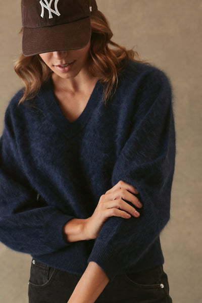 SUE FUZZY CASHMERE V NECK PULLOVER IN NAVY