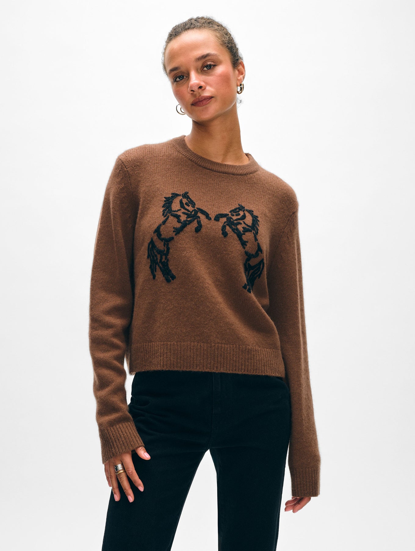 CASHMERE BLEND HORSE EMBROIDERED CREW IN UMBER/BLACK