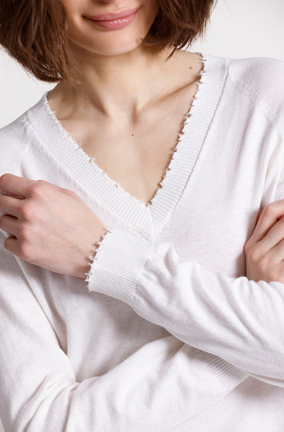 CASHMERE FRAYED EDGE V NECK IN WHITE