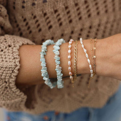 STONE HARBOR BRACELET IN FRESHWATER PEARL/GOLD - Romi Boutique