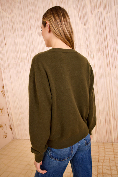 RYLA CASHMERE V-NECK PULLOVER IN HUNTER