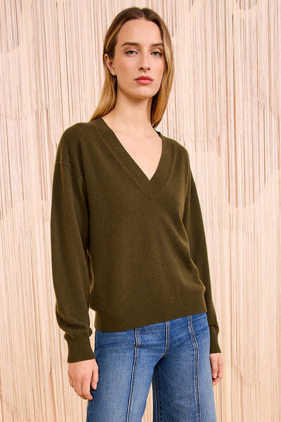 RYLA CASHMERE V-NECK PULLOVER IN HUNTER