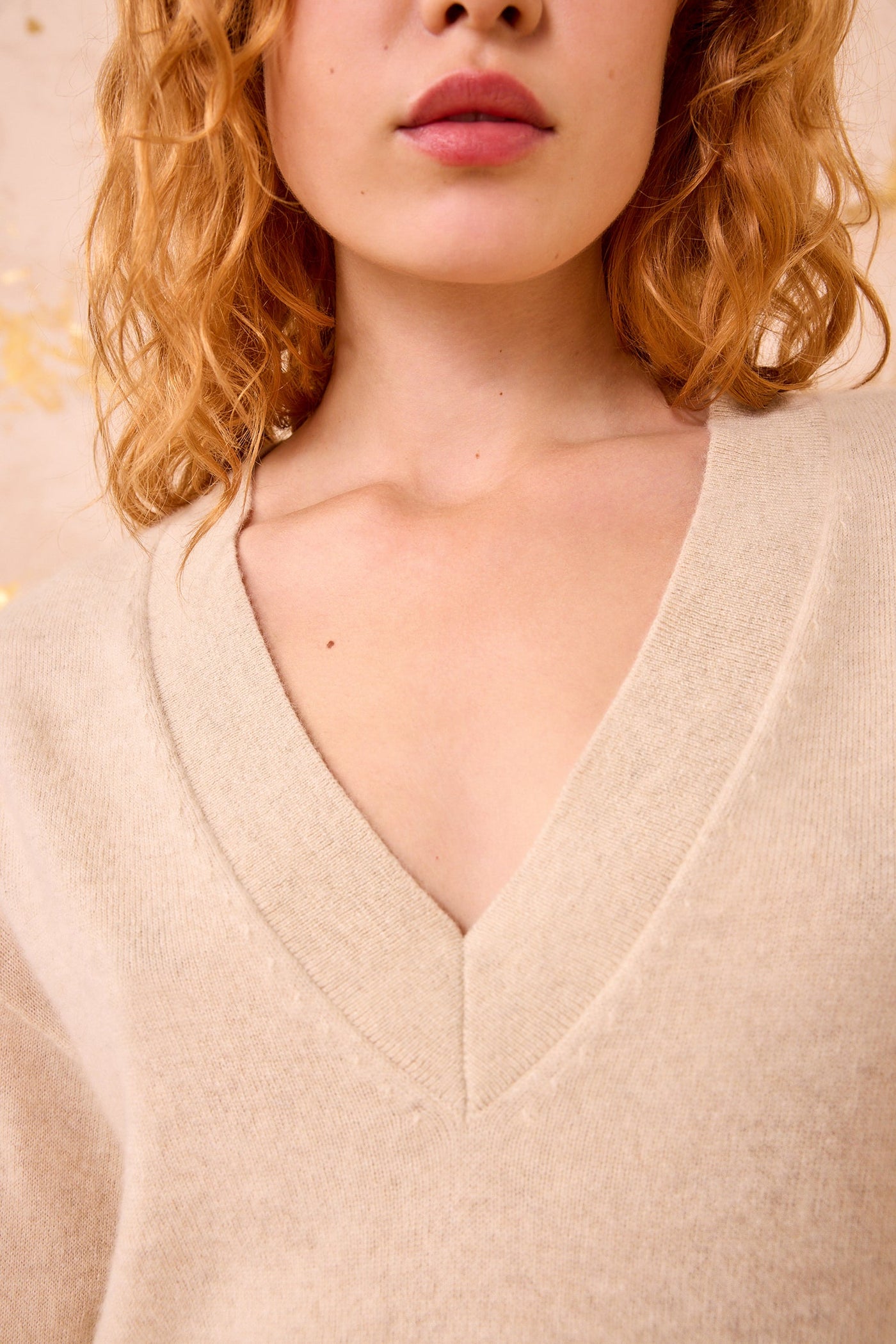 RYLA CASHMERE V-NECK PULLOVER IN MELANGE