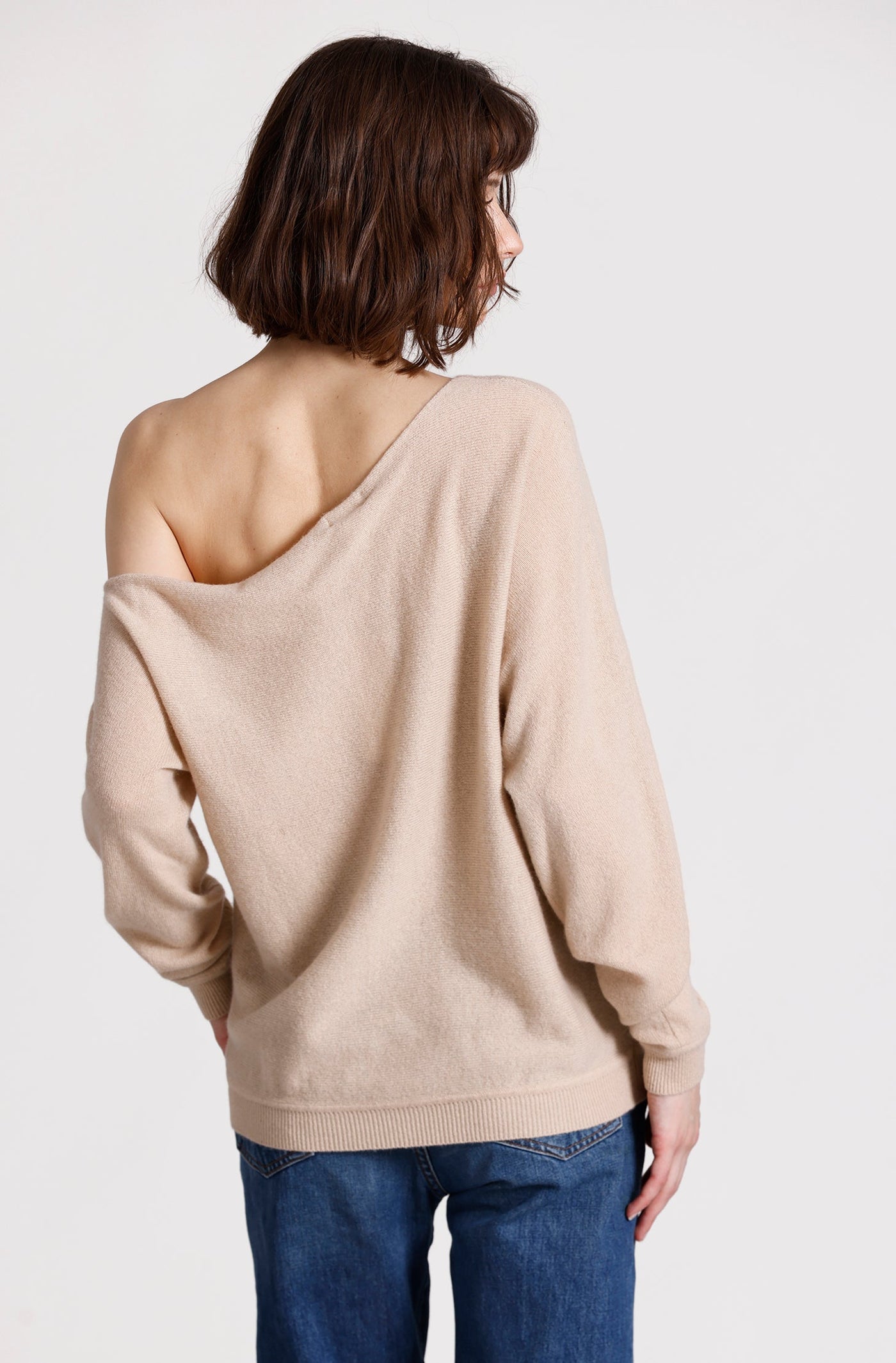 CASHMERE OFF THE SHOULDER TOP IN BROWN SUGAR